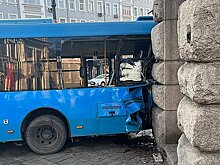 В российском городе пассажирский автобус въехал в здание суда