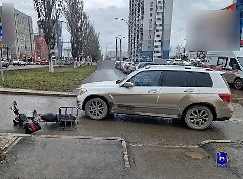 В Самаре мужчина  на Mercedes врезался в электровелосипед