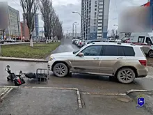 В Самаре мужчина  на Mercedes врезался в электровелосипед