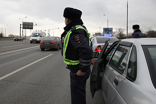 Пассажирский автобус вылетел в кювет и перевернулся на скользкой трассе