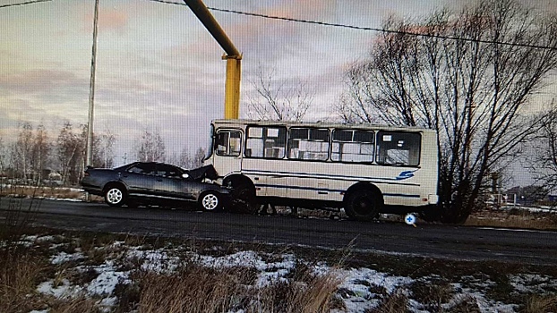 В Балашовском районе столкнулись автобус и легковушка