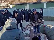 В Черновицкой области полиция ворвалась в храм УПЦ