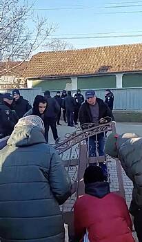 В Черновицкой области полиция ворвалась в храм УПЦ