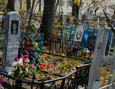 В Казахстане пол магазина выстлали кусками могильных плит с портретами умерших