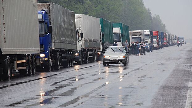 Военно-Грузинскую дорогу закрыли для выезжающих из России грузовиков