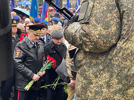 Руководители и личный состав УМВД России по Калининградской области приняли участие в церемонии возложения цветов к памятнику воинам-интернационалистам