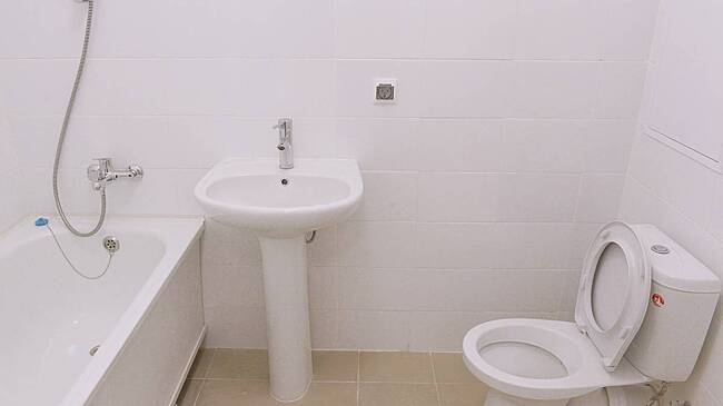 Москвич засунул ногу в унитаз и поплатился