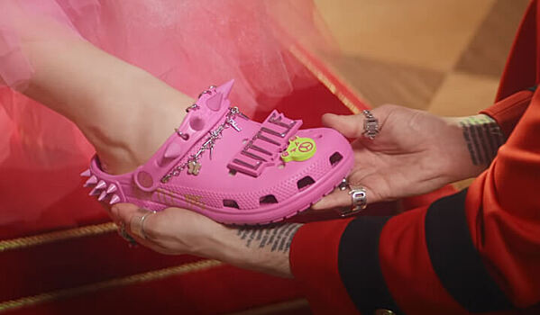 Crocs и Little Big выпустят совместную коллекцию сабо в стиле панк-рок