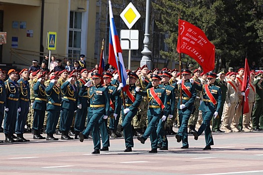 В Улан-Удэ военнослужащие ВВО провели генеральную тренировку военного парада, в честь 77-летия Великой Победы