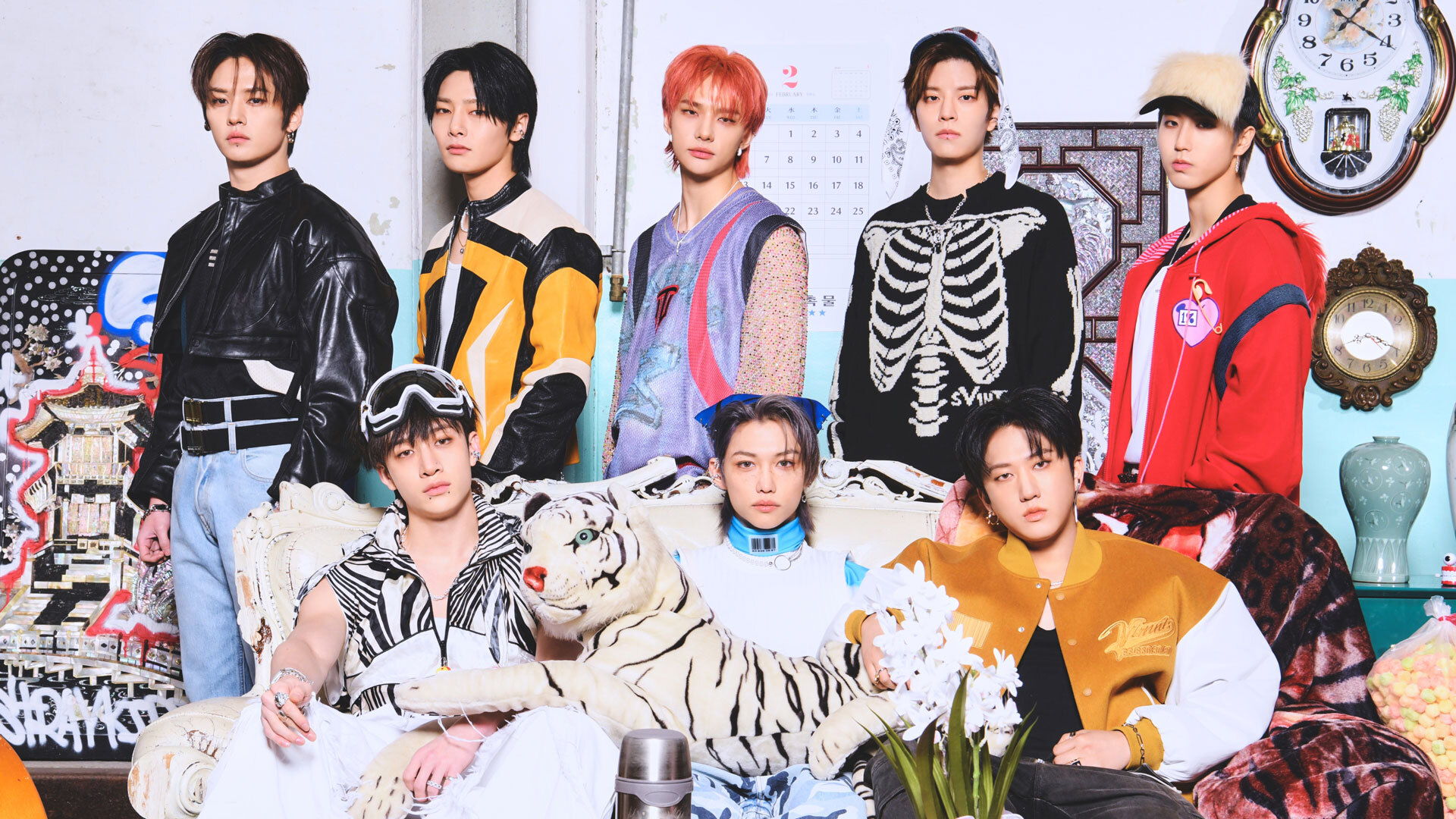 Stray Kids (Ли Минхо, Ян Чонин, Хенджин, Ким Сынмин, Хан Дзисон, внизу Бан Чан, Феликс, Со Чанбин)