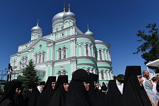 LIVE: Божественная литургия на Соборной площади Дивеевского монастыря