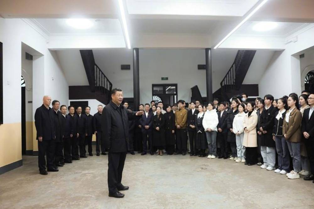 Си Цзиньпин: основная цель обучения — ориентировать учащихся на служение родине