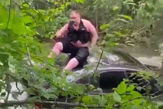 В Иркутской области автомобиль сел на мель при переправе через бурную реку