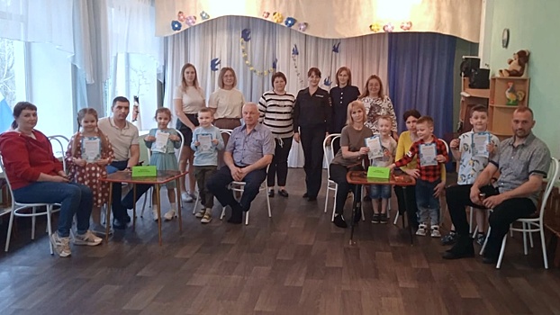 В Красноярском крае сотрудниками полиции совместно с общественниками и активистами Центра социальной помощи семье и детям провели с дошколятами занятие по знанию правил дорожного движения