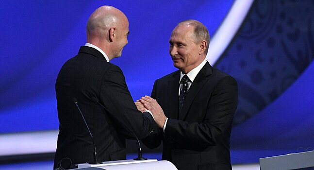 Путину выдали паспорт болельщика ЧМ-2018