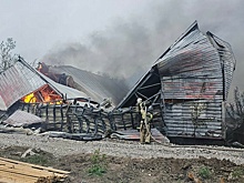 Крупный пожар локализован на складе в Барнауле