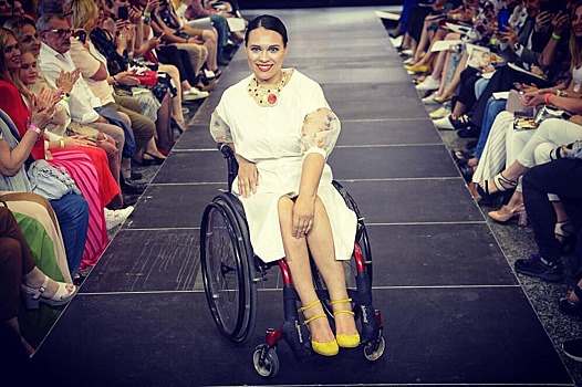 Екатеринбургская красавица на инвалидной коляске проехала в дефиле по московскому подиуму