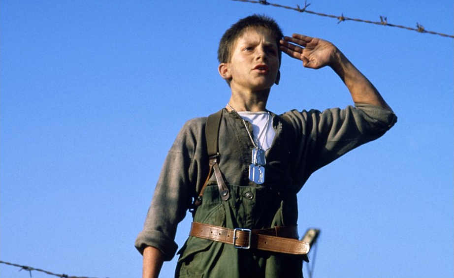 Кристиан Бэйл – «Империя Солнца». Фильм стал дебютом для Кристиана Бэйла, которому на момент съемок было всего 13 лет. За роль мальчика, попавшего в плен во время Второй мировой войны в Китае, Кристиан получил премию  Young Artist Award от голливудской Киноакадемии. 