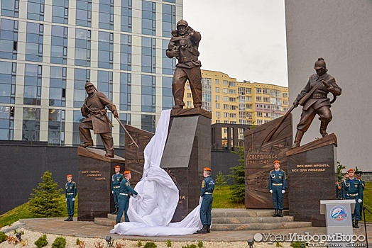 В Екатеринбурге открыли памятник сотрудникам МЧС