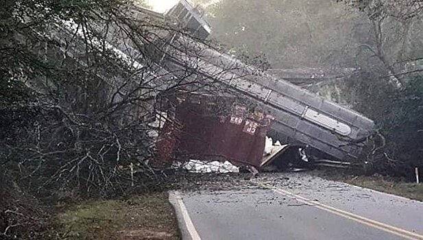 В США вагоны грузового поезда с пропаном упали на шоссе