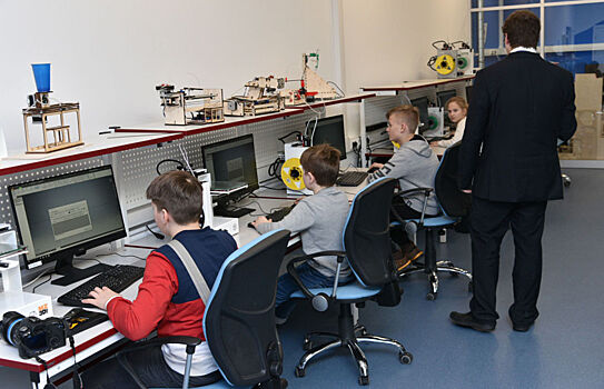 Эстонских школьников тепло приняли в петербургской Академии цифровых технологий