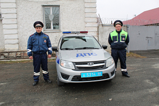 В Свердловской области инспекторы ДПС помогли потушить пожар