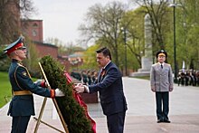 Губернатор Подмосковья и ветераны возложили цветы к Могиле Неизвестного Солдата