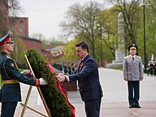 Губернатор Подмосковья и ветераны возложили цветы к Могиле Неизвестного Солдата