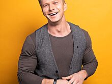 Он пьет чай, купается в море и получает деньги: Роман Курцын показал своего дублера