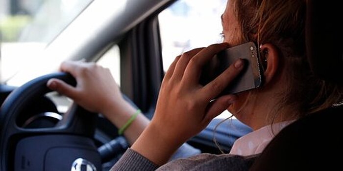 Названа еще одна опасность разговора по телефону за рулем