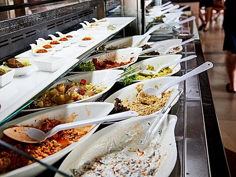 Турэксперт Ансталь посоветовала избегать салатов с соусами на шведском столе