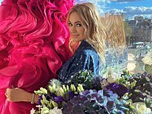 Рудковская в алом бикини из кожи похвасталась стройной фигурой