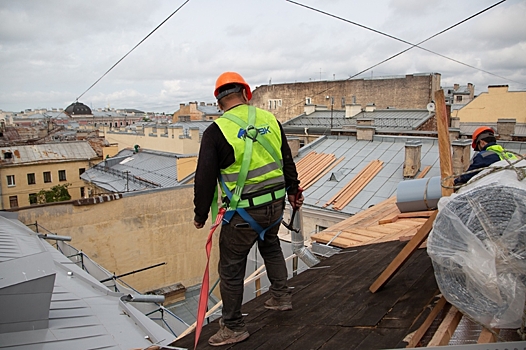 В Петербурге к 1 сентября отремонтируют кровли более 460 домов