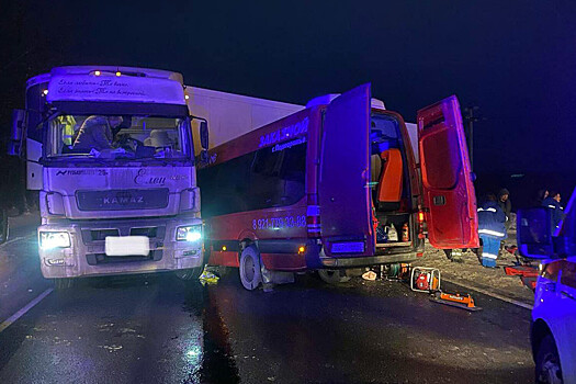 Грузовик столкнулся с автобусом в Ленобласти