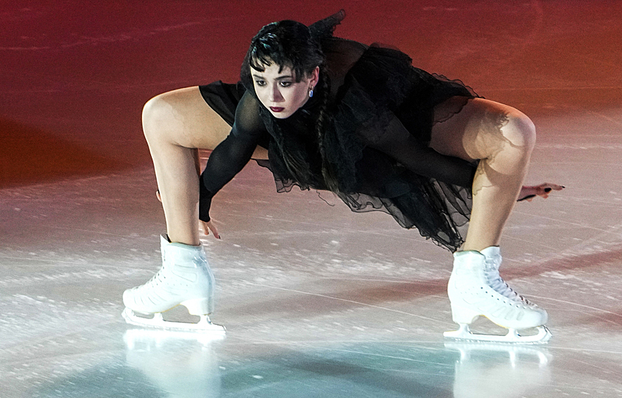 Камила Валиева во время показательных выступлений на чемпионате России по фигурному катанию в Красноярске, декабрь 2022 год