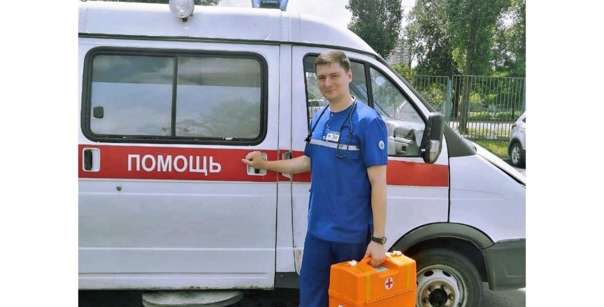 В Ростове врач скорой помощи подстанции №5 ГБСМП спас семью с маленькими детьми