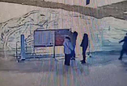 В Белогорске камеры сняли подростков, которые скрутили номерной знак с ледяной горки