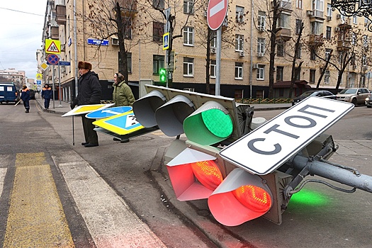 ВС напомнил, что при работающем светофоре знаки приоритета не имеют значения