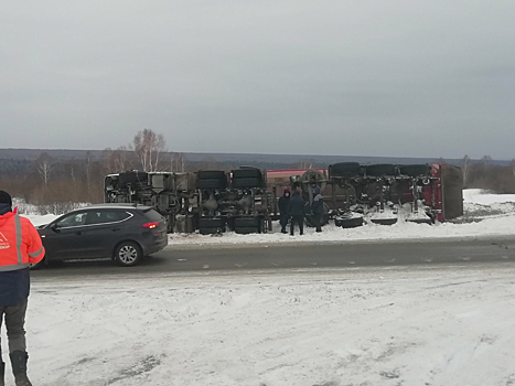 Очевидцы сообщили о перевернувшейся на кузбасской трассе фуре