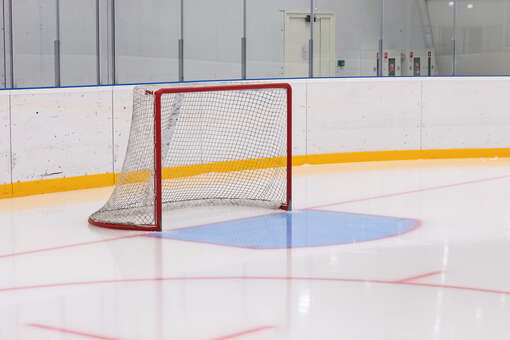 В Уфе на десятилетнюю девочку упали хоккейные ворота