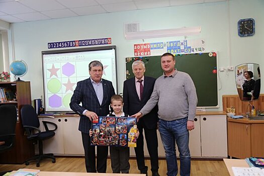 Новосибирский первоклассник получил от Дмитрия Медведева в подарок Lego