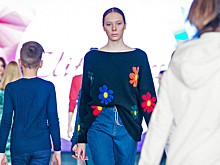 Шагает назло судьбе: сибирячка с искривленными ногами стала моделью