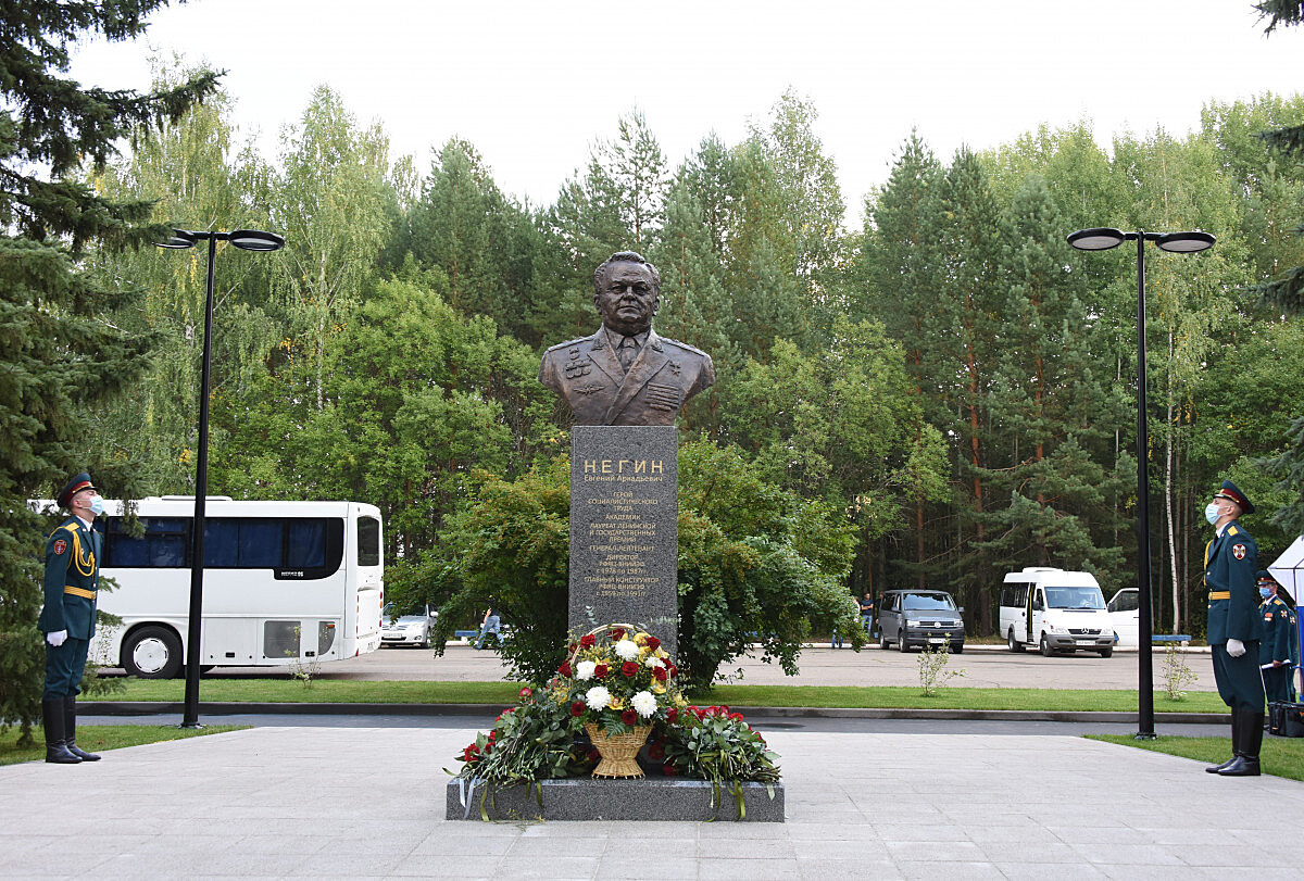 В ядерном центре ВНИИЭФ в Сарове открыли памятник Евгению Негину