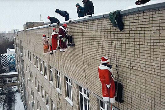 Деды Морозы спустились поздравить детей в ростовской больнице на пожарных веревках