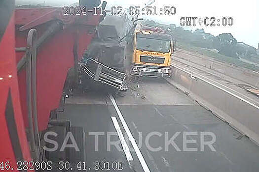 В ЮАР попало на видео, как фуру разорвало между двух грузовиков