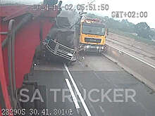 В ЮАР попало на видео, как фуру разорвало между двух грузовиков