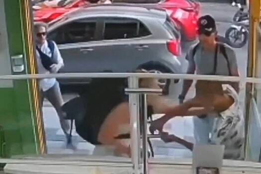 Турист оставил спутницу отбиваться от грабителя в одиночку и был пристыжен в сети