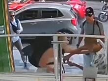 Турист оставил спутницу отбиваться от грабителя в одиночку и был пристыжен в сети