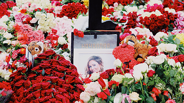 Лариса Долина пришла на могилу Началовой в юбилей певицы