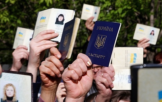 В Киеве забили тревогу из-за венгерских паспортов